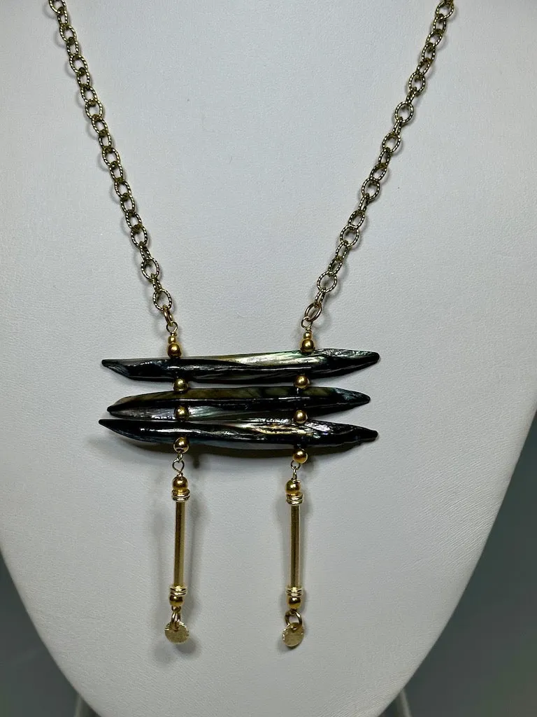 ABALONE CROSS CUT SHELL NECKLACE WITH GOLD CHAIN  LCN597