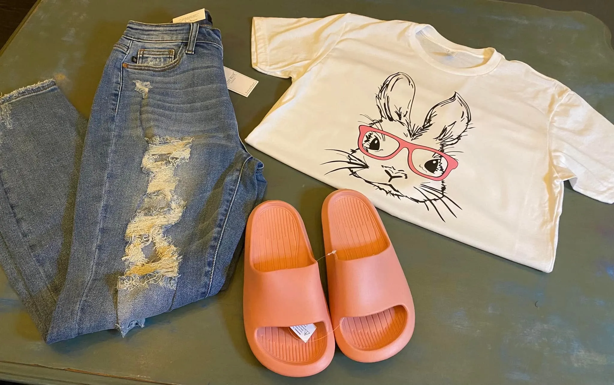 Bunny W/ Pink Glasses TEE - DTG (ETA 2 Weeks)
