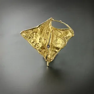 Delicate abstract designed gold pin