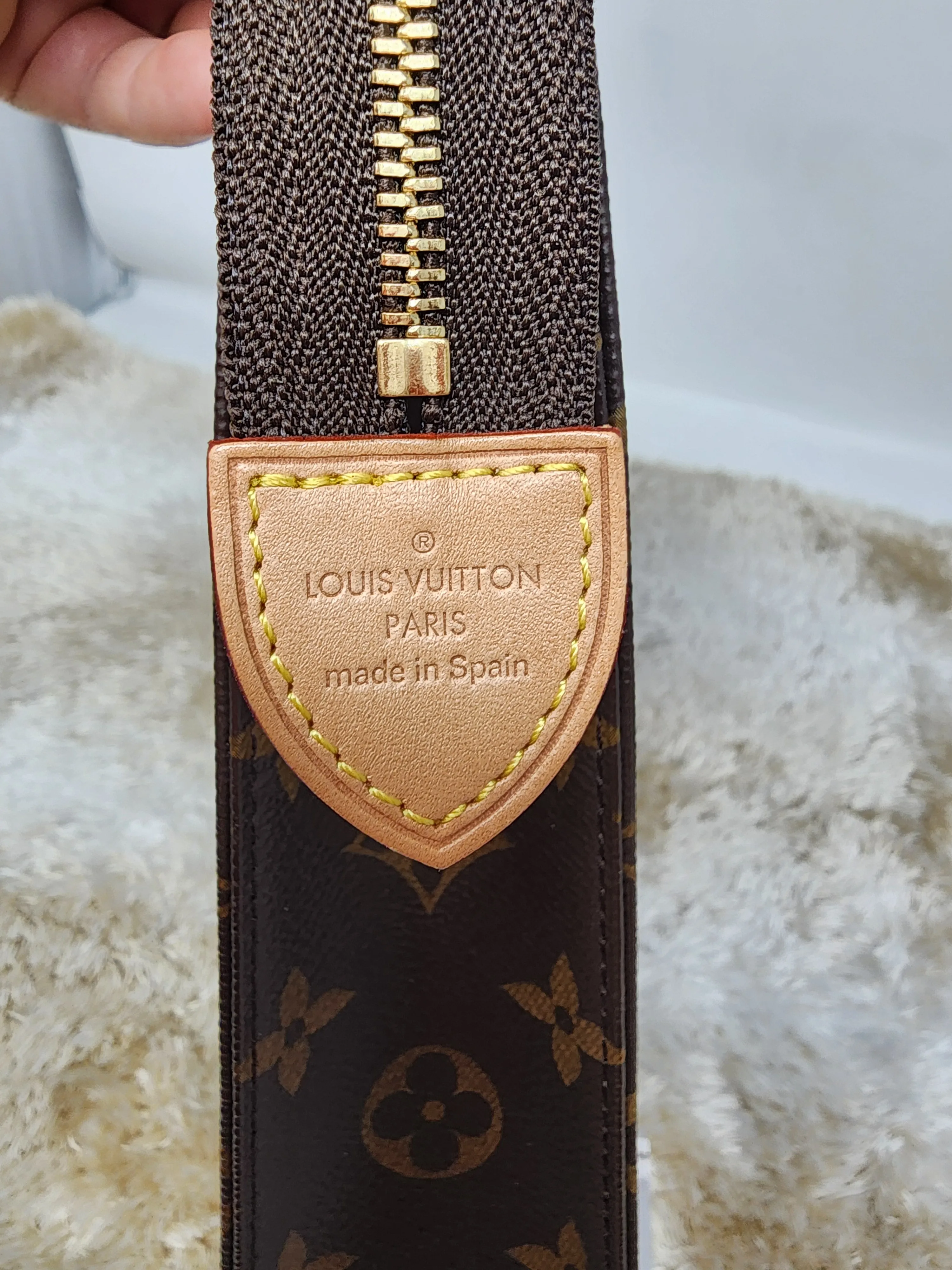 LOUIS VUITTON MONOGRAM TOILETRY 26, LIKE NEW