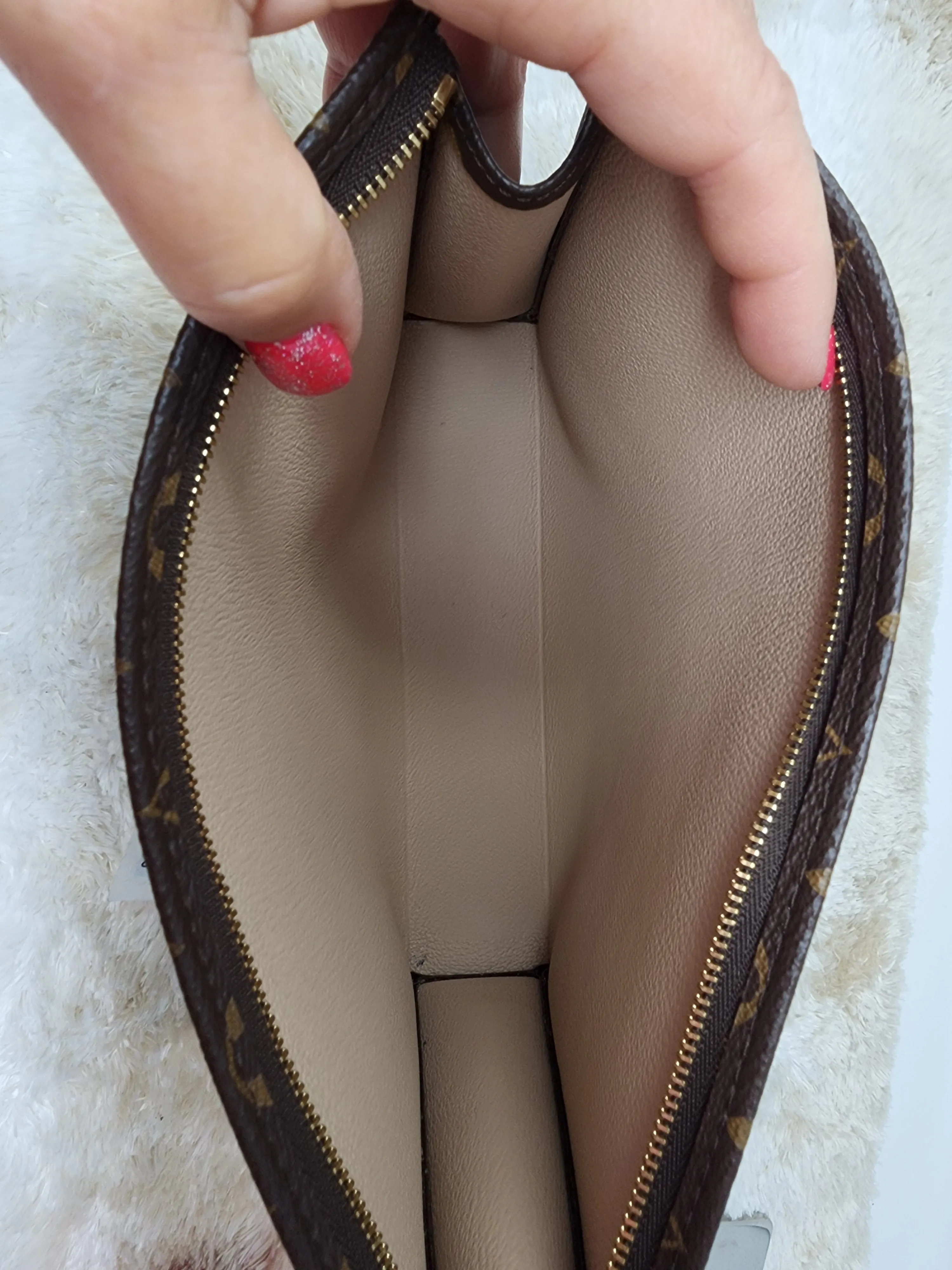 LOUIS VUITTON MONOGRAM TOILETRY 26, LIKE NEW