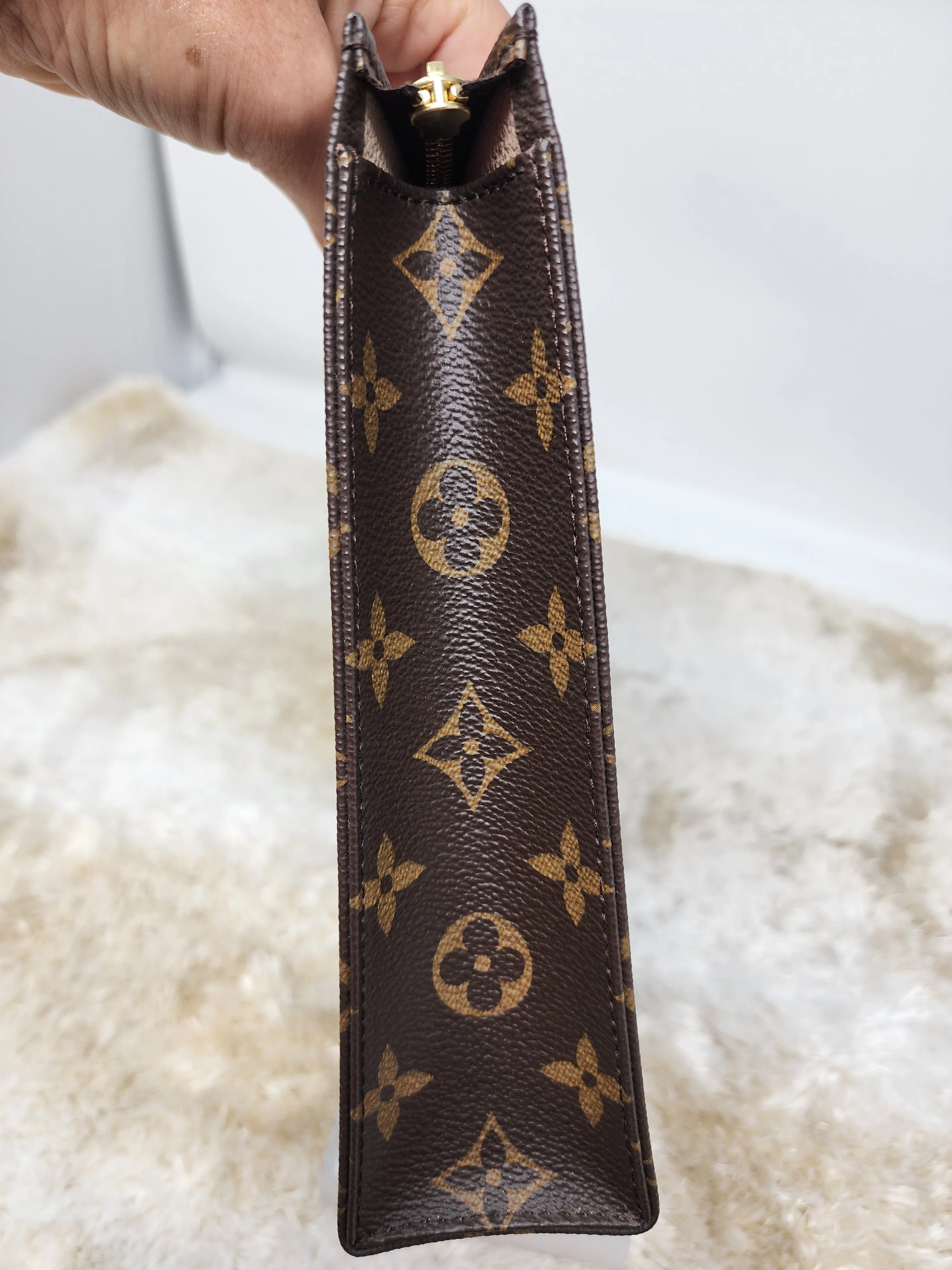 LOUIS VUITTON MONOGRAM TOILETRY 26, LIKE NEW