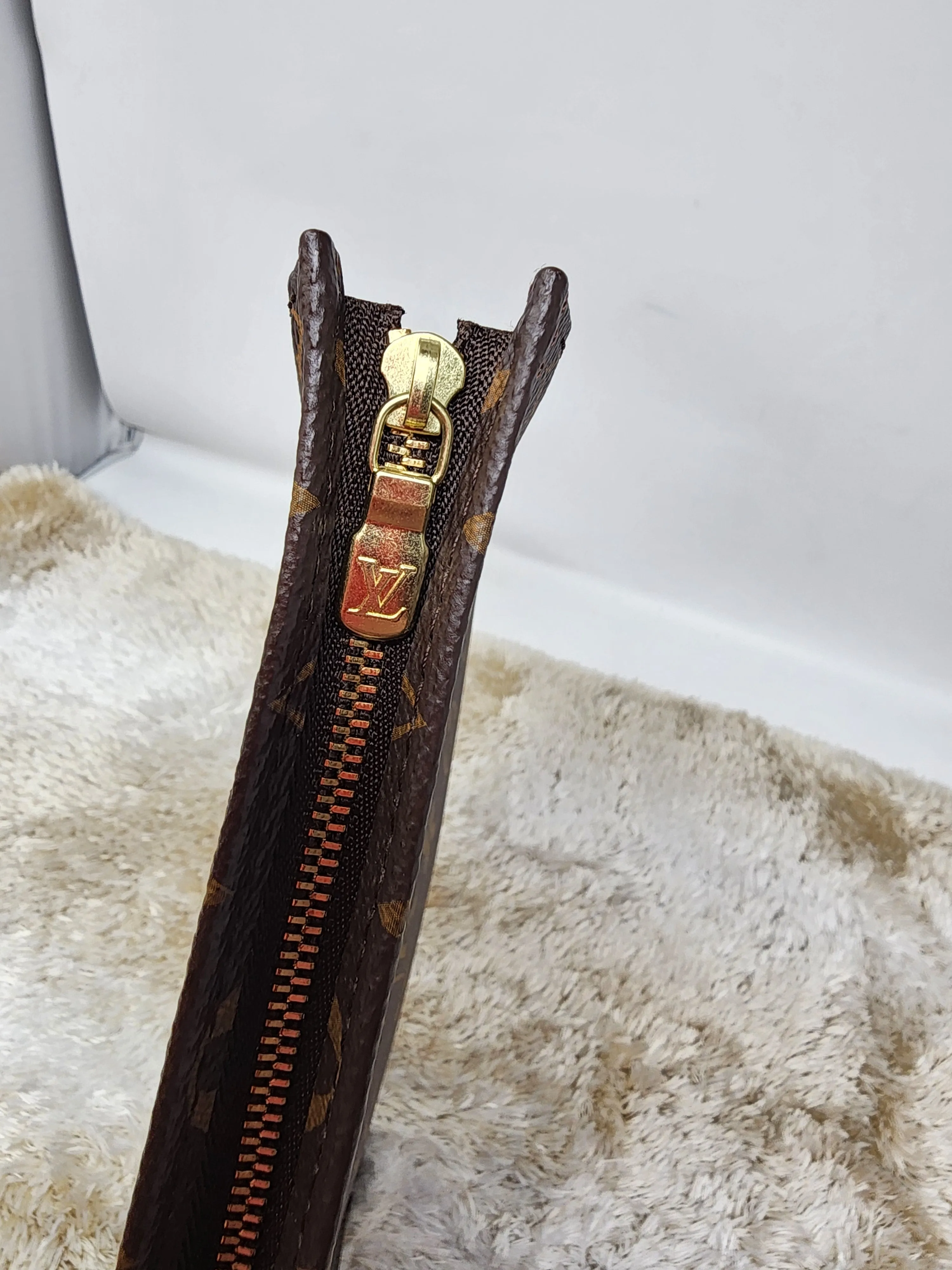 LOUIS VUITTON MONOGRAM TOILETRY 26, LIKE NEW