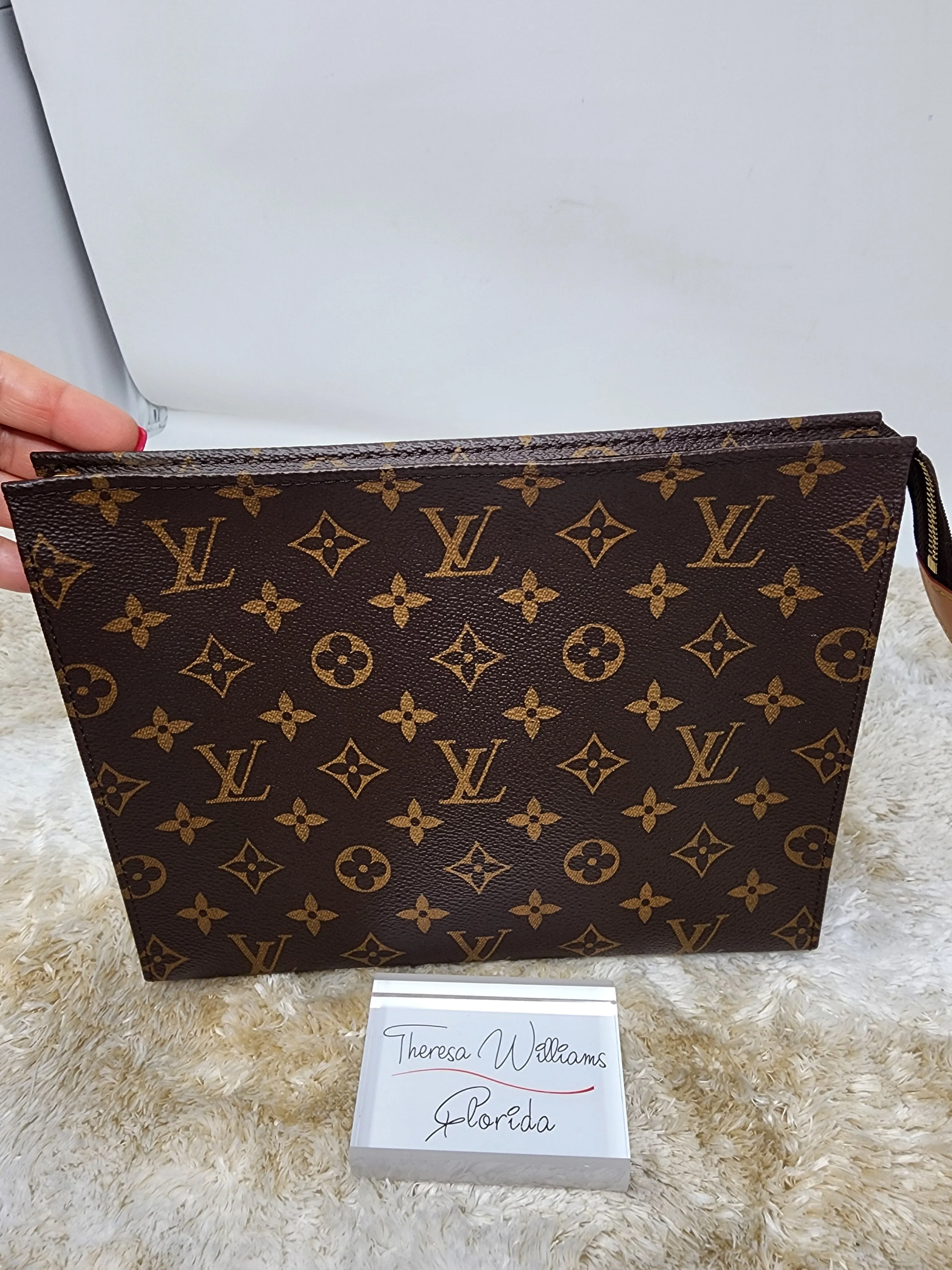 LOUIS VUITTON MONOGRAM TOILETRY 26, LIKE NEW