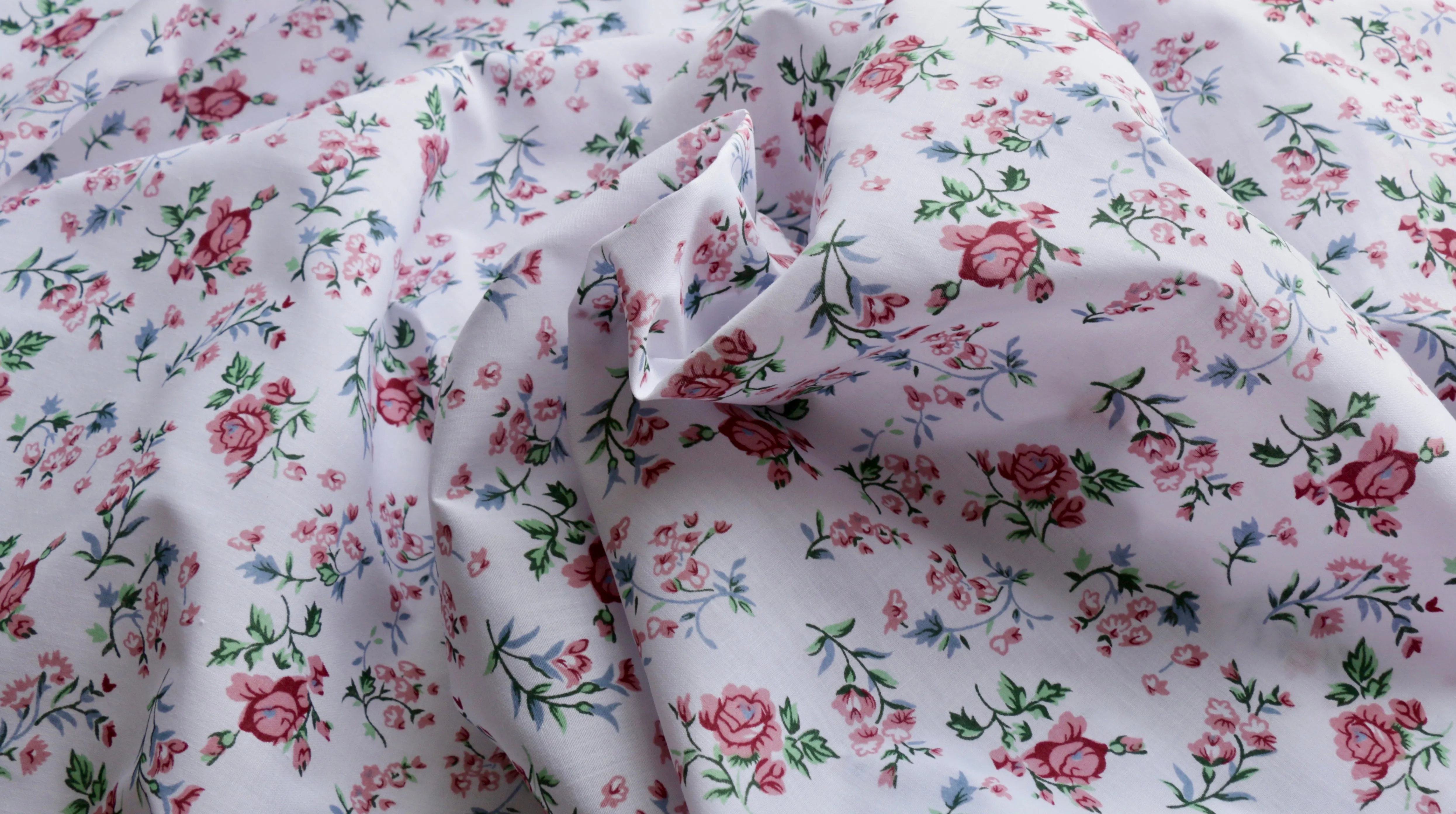 PRINTED POLYCOTTON FABRIC - Delicate Rose Design