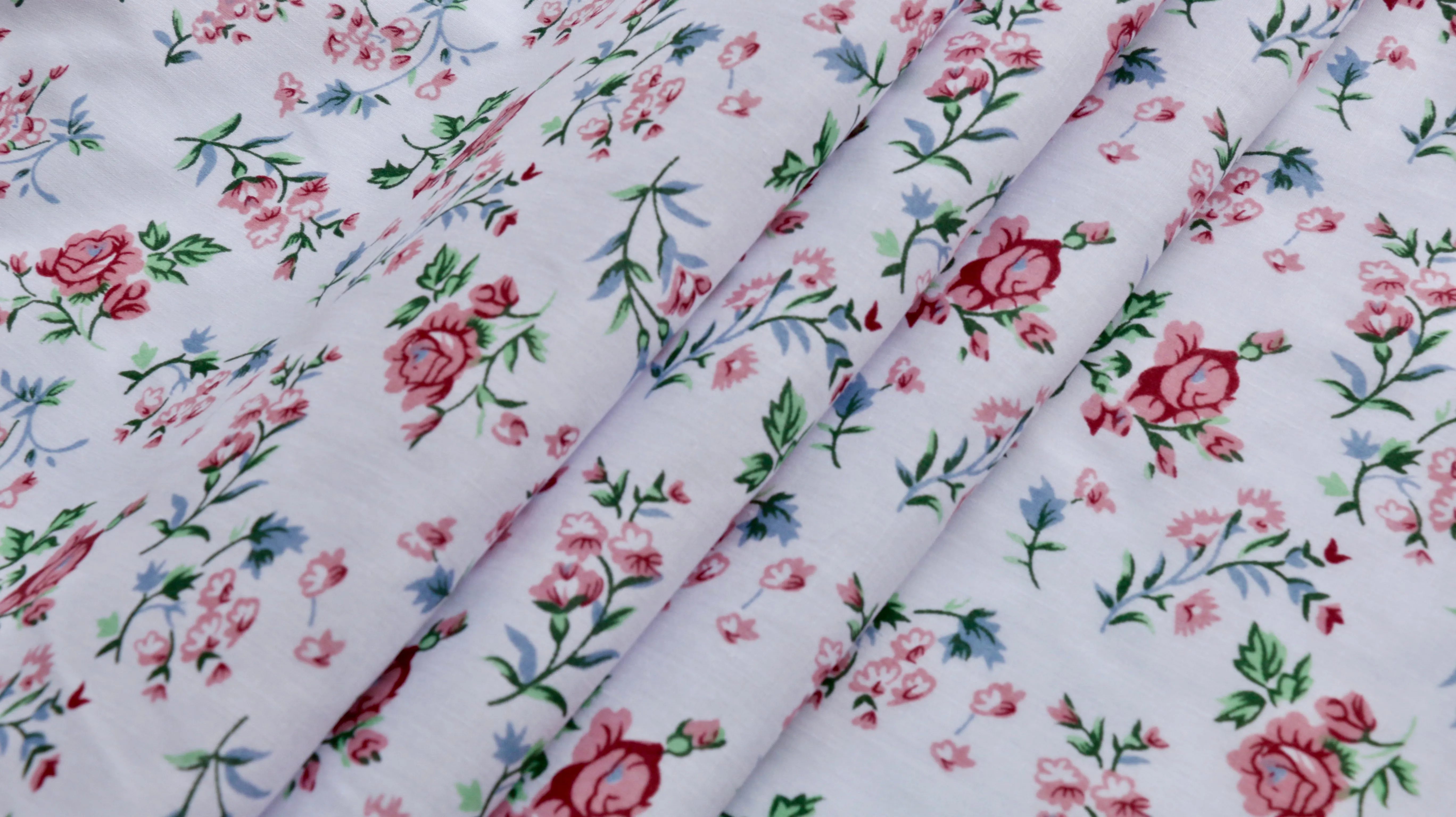 PRINTED POLYCOTTON FABRIC - Delicate Rose Design